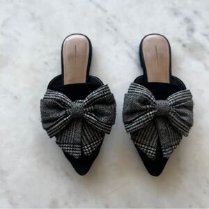 Something Navy - Black Pointed Slides